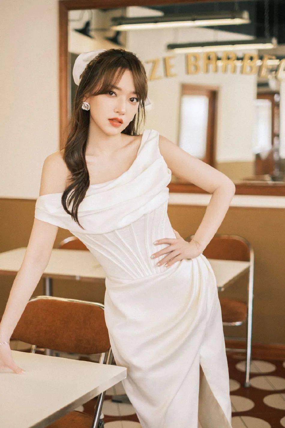 程潇穿白色开叉礼服裙大秀美腿！魔鬼身材尽显无遗