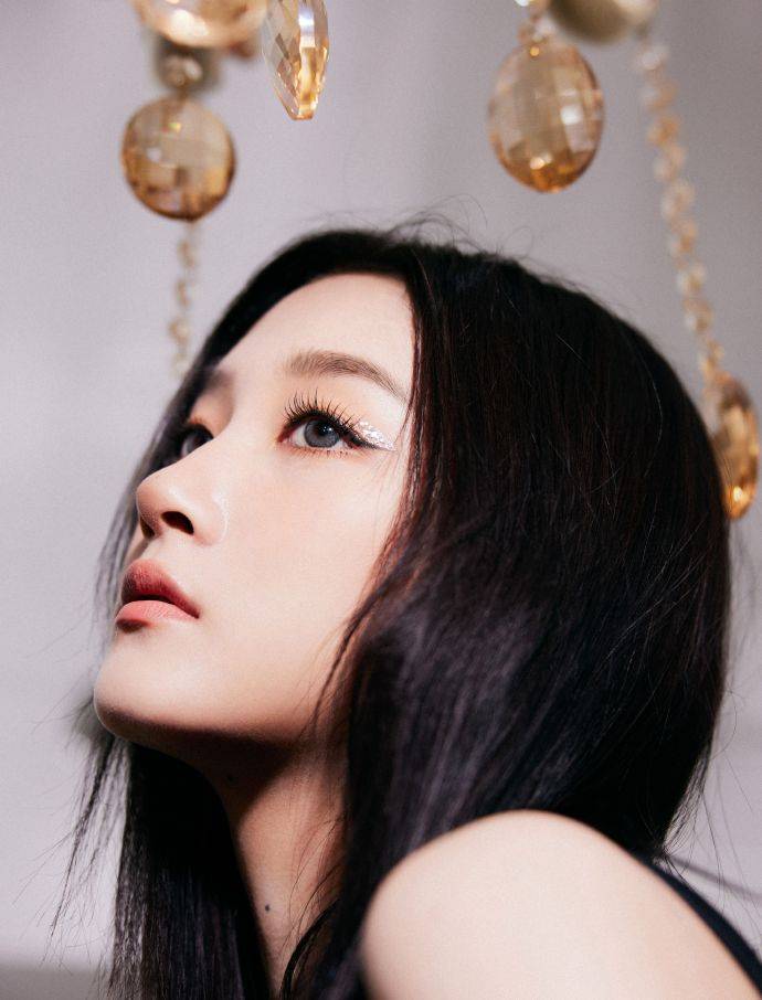 关晓彤穿黑色性感吊带衣裙！曼妙身材美得不可方物