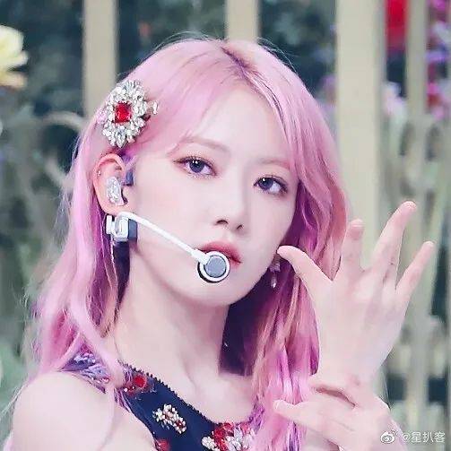 日本女星宮脇咲良写真大秀长腿,五官精致太美丽!