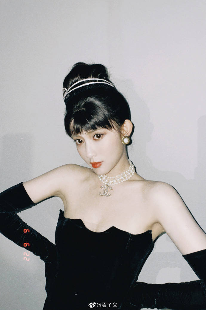 孟子义穿抹胸黑裙梳短发美若赫本!魔鬼身材性感撩人