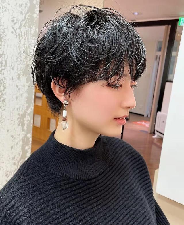 女生怎样烫发不显老？10款只烫型不烫卷的发型，时尚减龄又显气质