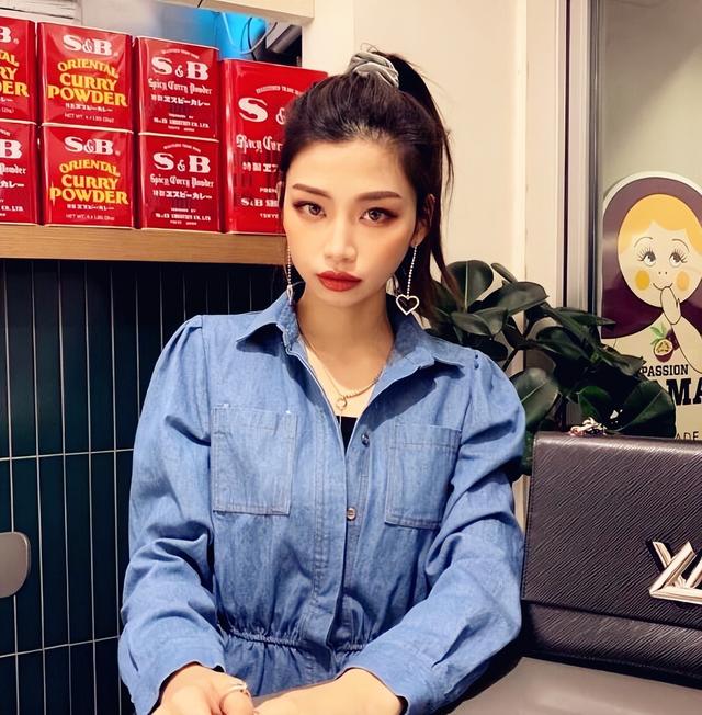 90后韩国时尚博主穿衣打扮在休闲中演绎极简风情，治愈乱穿衣的你