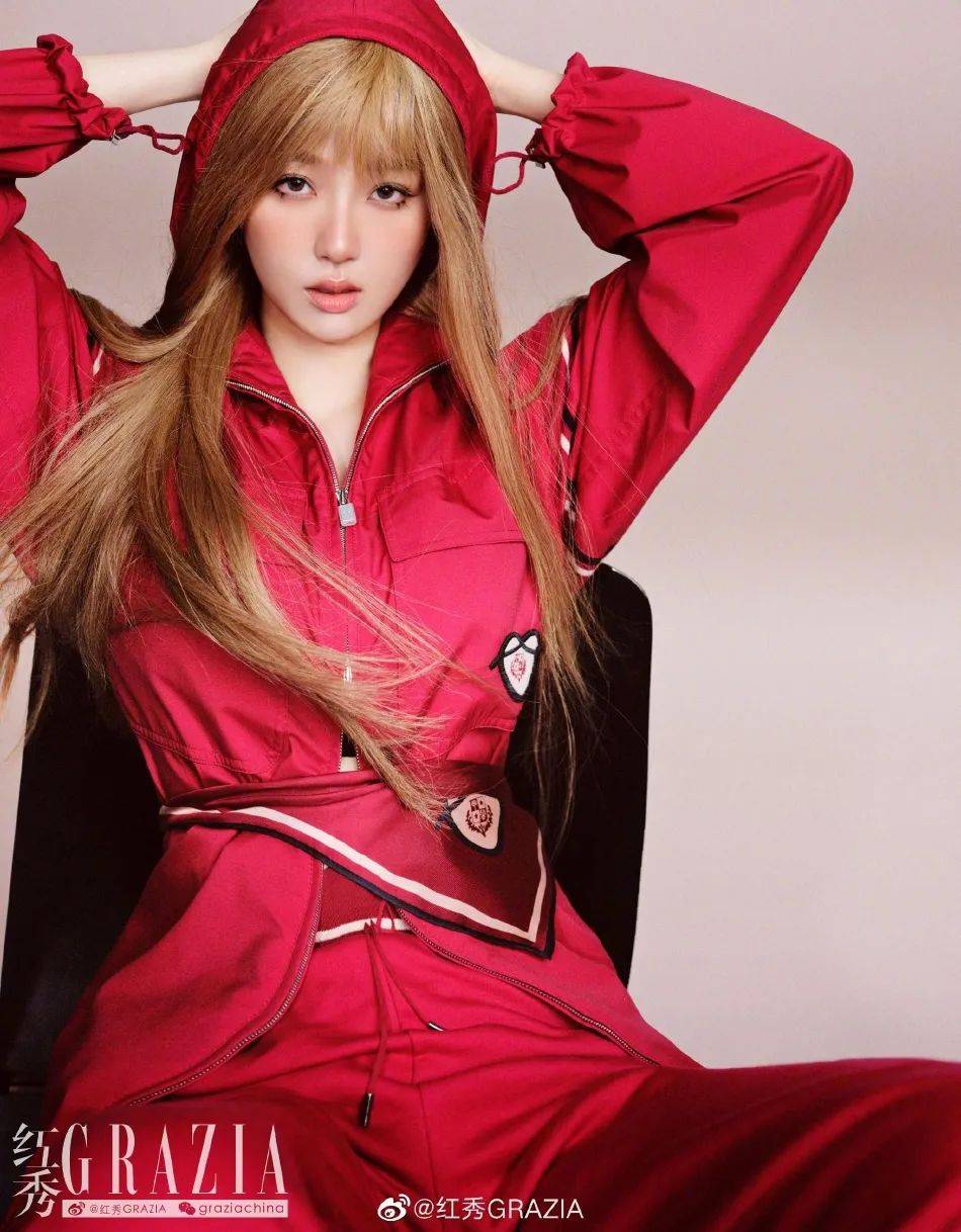 虞书欣身穿运动套装秀曼妙身材,金发造型吸睛十足!