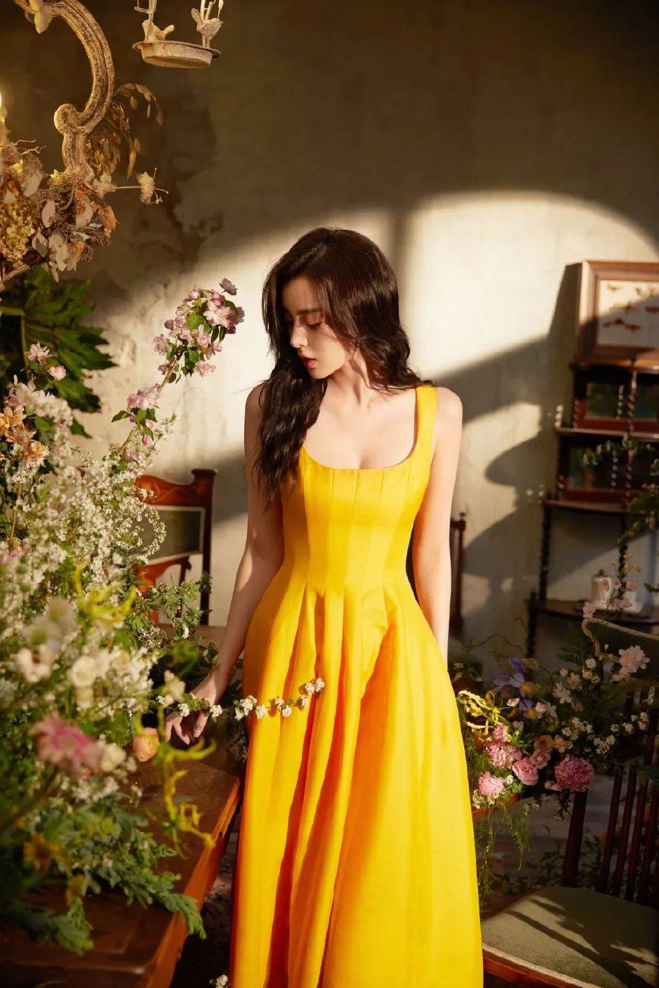 古力娜扎身穿明黄色长裙大秀美背！肤白貌美性感靓丽