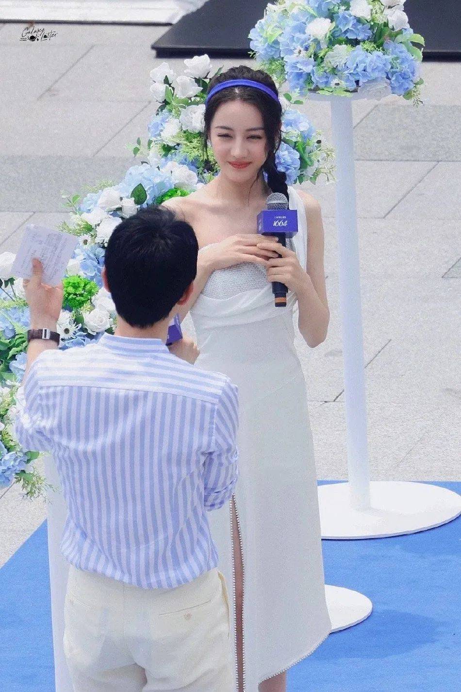 迪丽热巴穿白色连衣裙性感迷人！微微一笑很倾城