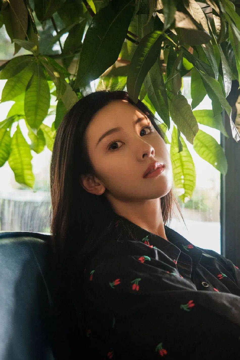 陈都灵穿黑色抹胸裙大秀香肩,微微一笑很倾城!
