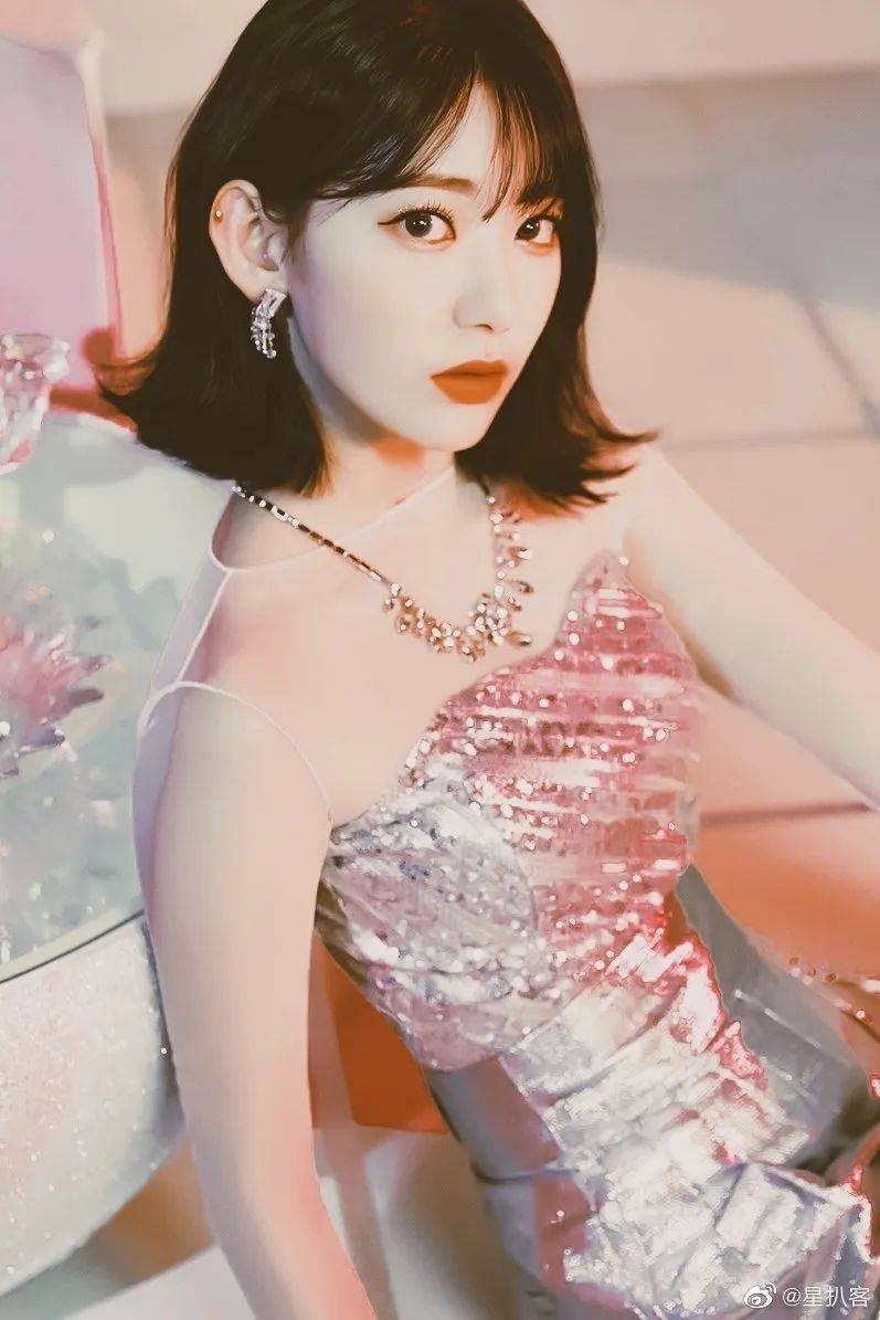 日本女星宮脇咲良写真大秀长腿,五官精致太美丽!