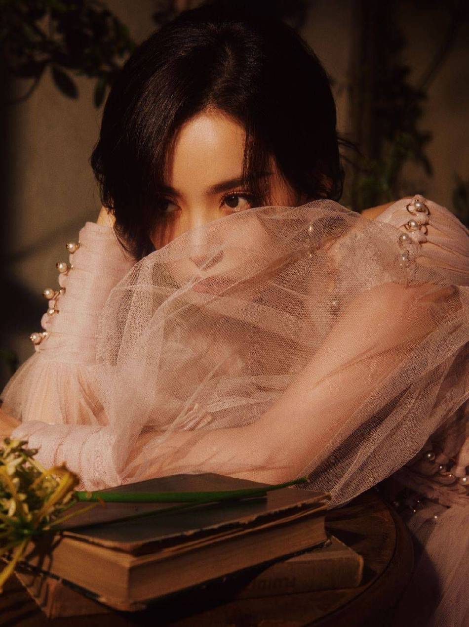 古力娜扎穿抹胸粉裙!一颦一笑宛如油画中的少女