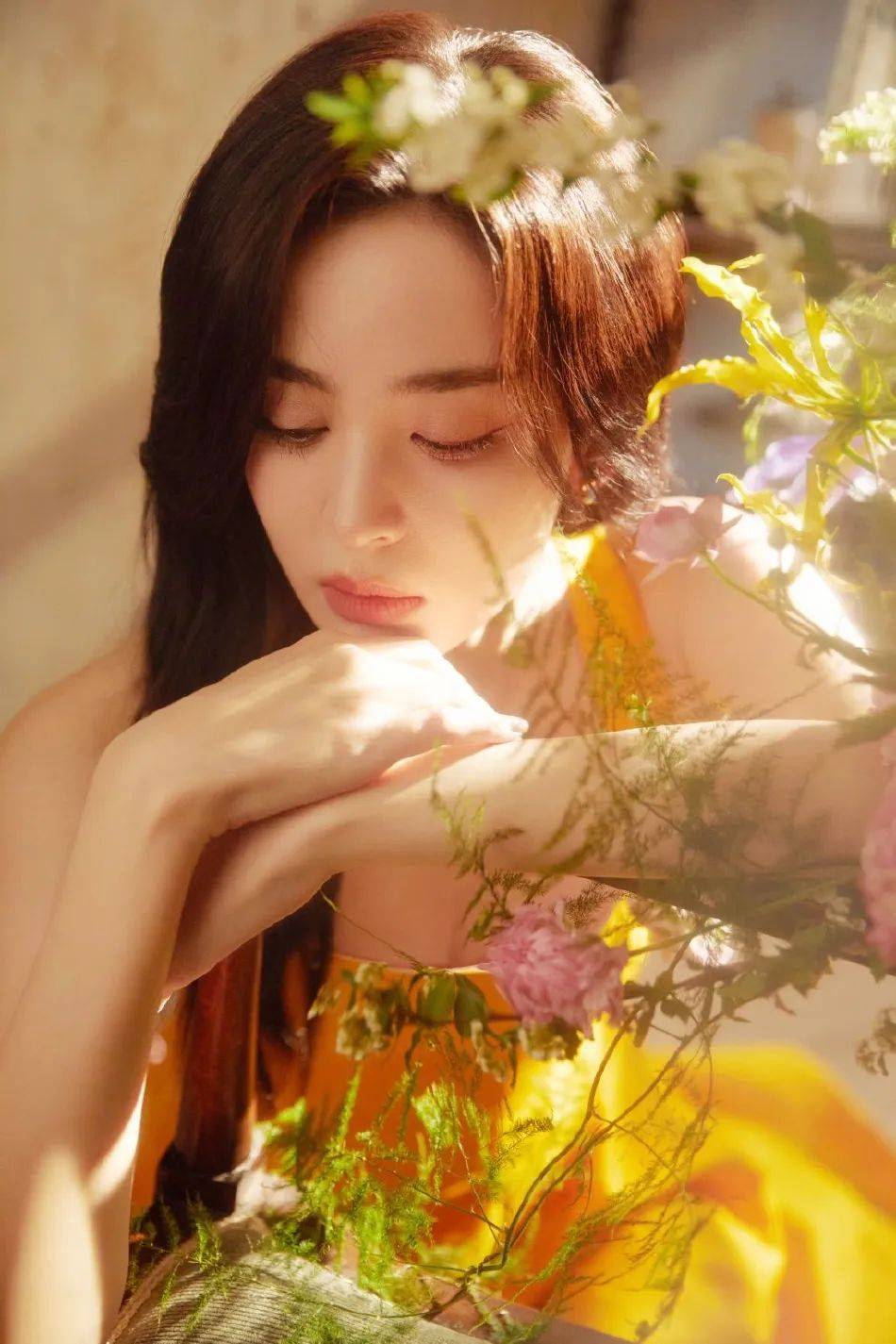 古力娜扎身穿明黄色长裙大秀美背！肤白貌美性感靓丽