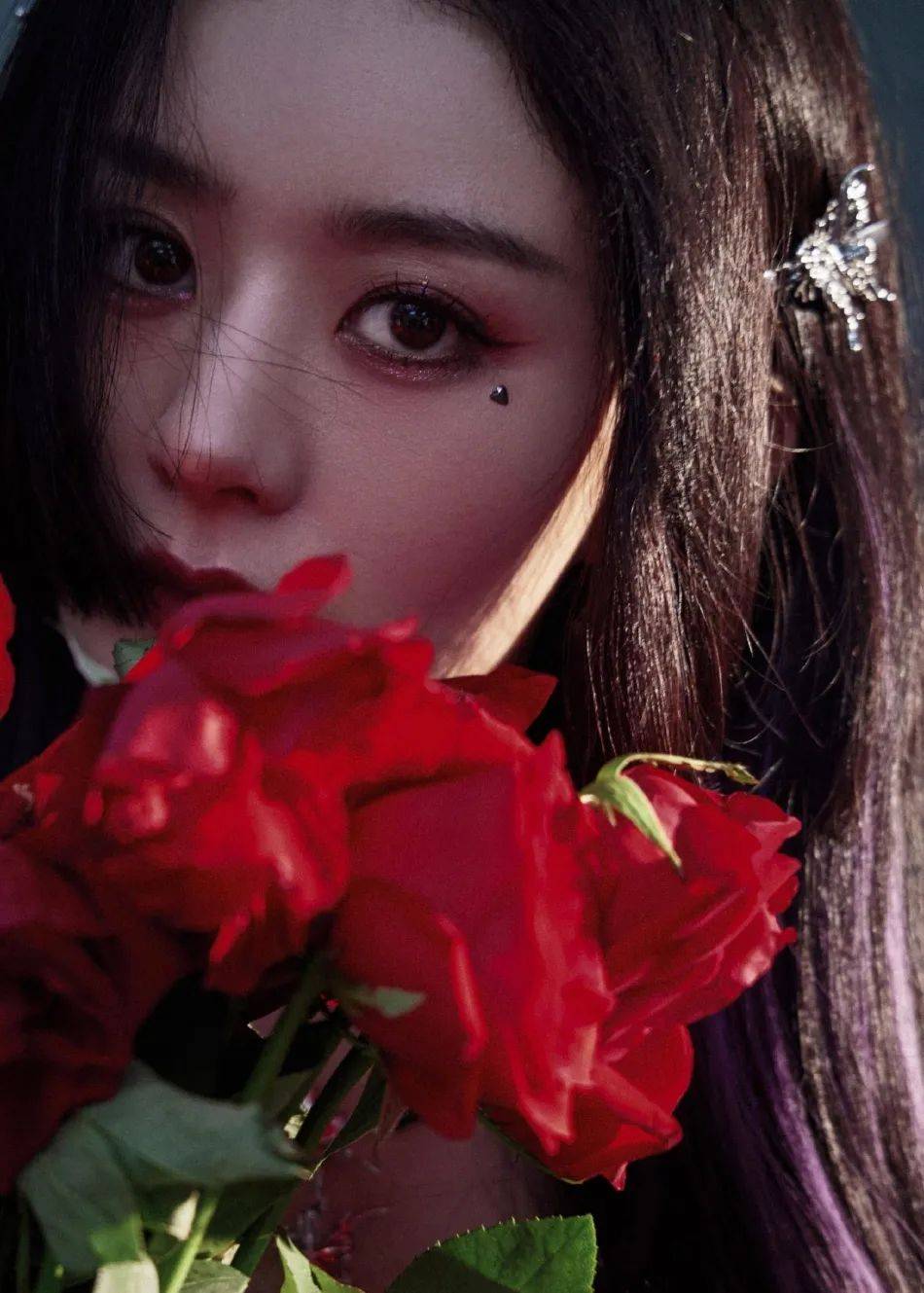 赵丽颖穿蕾丝露肩裙如暗黑魔女！魅力不可小觑