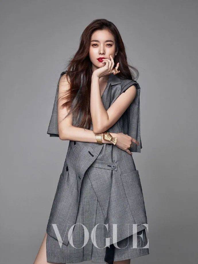 韩国女星韩孝周杂志写真大秀香肩!雪肤玉貌性感撩人