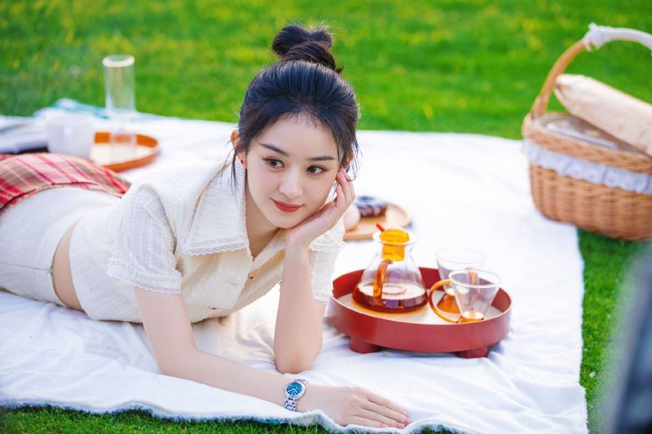 赵丽颖靓丽写真大秀小蛮腰！丸子头可爱又迷人