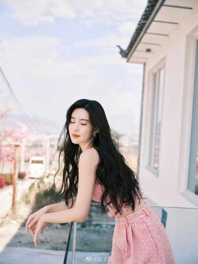孟子义穿粉色衣裳大秀事业线!五官精致太迷人了