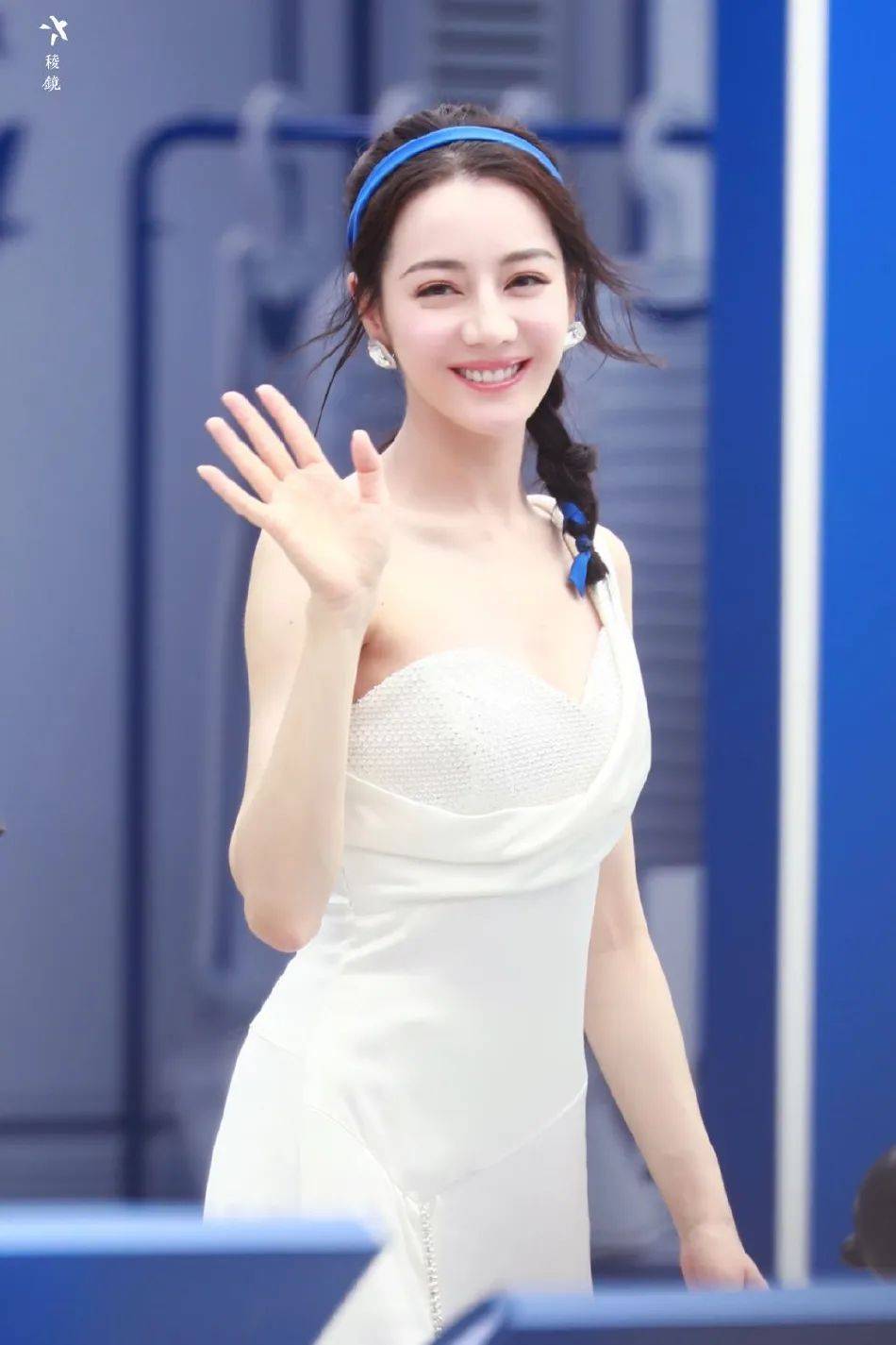 迪丽热巴穿白色连衣裙性感迷人！微微一笑很倾城