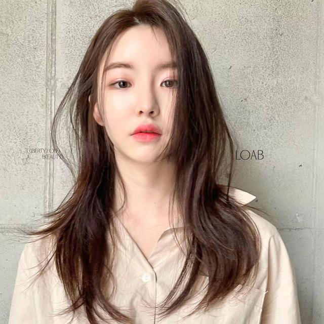 女生怎样烫发不显老？10款只烫型不烫卷的发型，时尚减龄又显气质