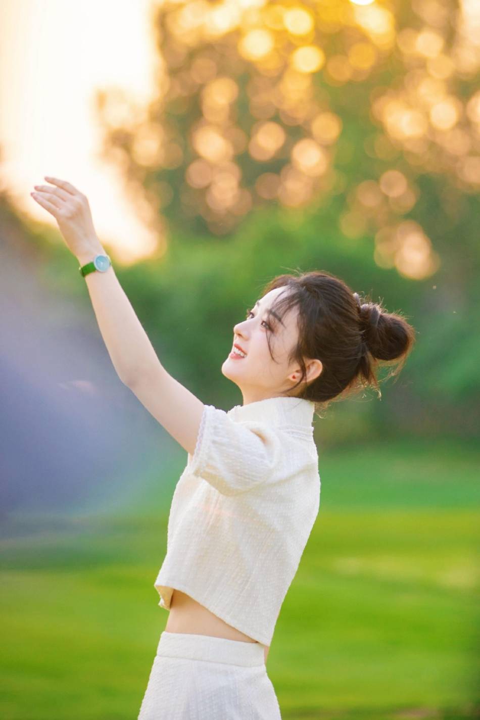 赵丽颖靓丽写真大秀小蛮腰！丸子头可爱又迷人