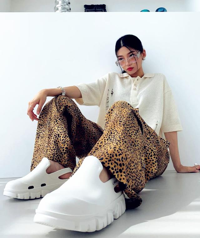 90后韩国时尚博主穿衣打扮在休闲中演绎极简风情，治愈乱穿衣的你