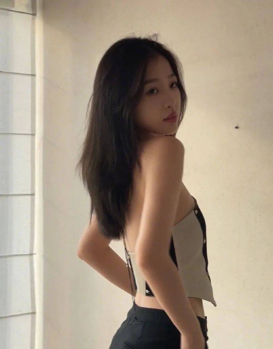虞书欣穿性感挂脖露脐衫大秀美背!性感靓丽俏皮可人