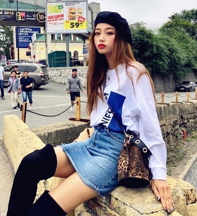 90后韩国时尚博主穿衣打扮在休闲中演绎极简风情，治愈乱穿衣的你