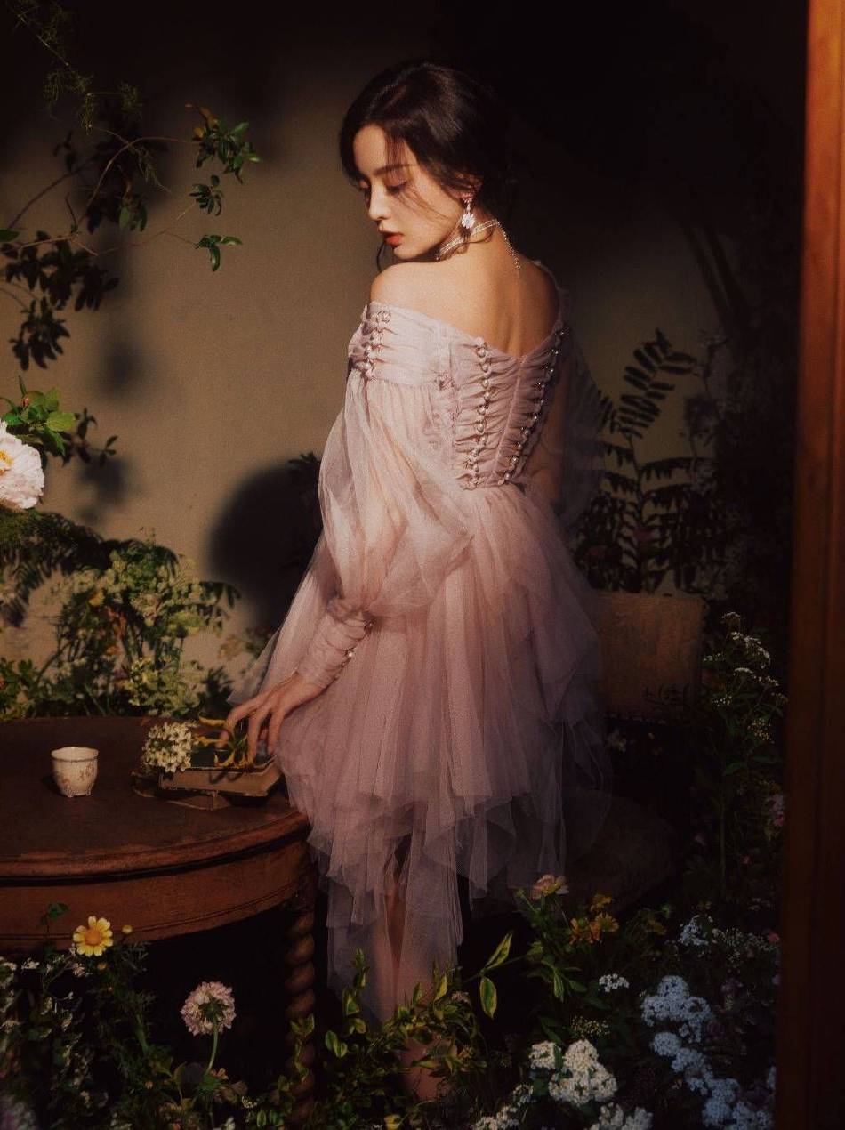 古力娜扎穿抹胸粉裙!一颦一笑宛如油画中的少女