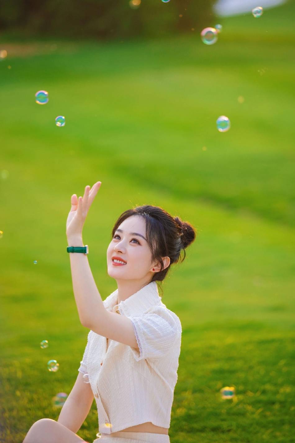 赵丽颖靓丽写真大秀小蛮腰！丸子头可爱又迷人