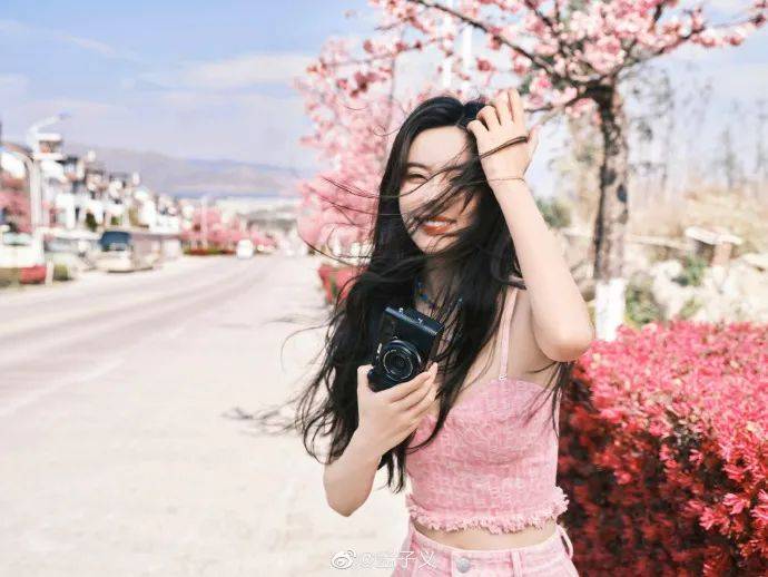 孟子义穿粉色衣裳大秀事业线!五官精致太迷人了