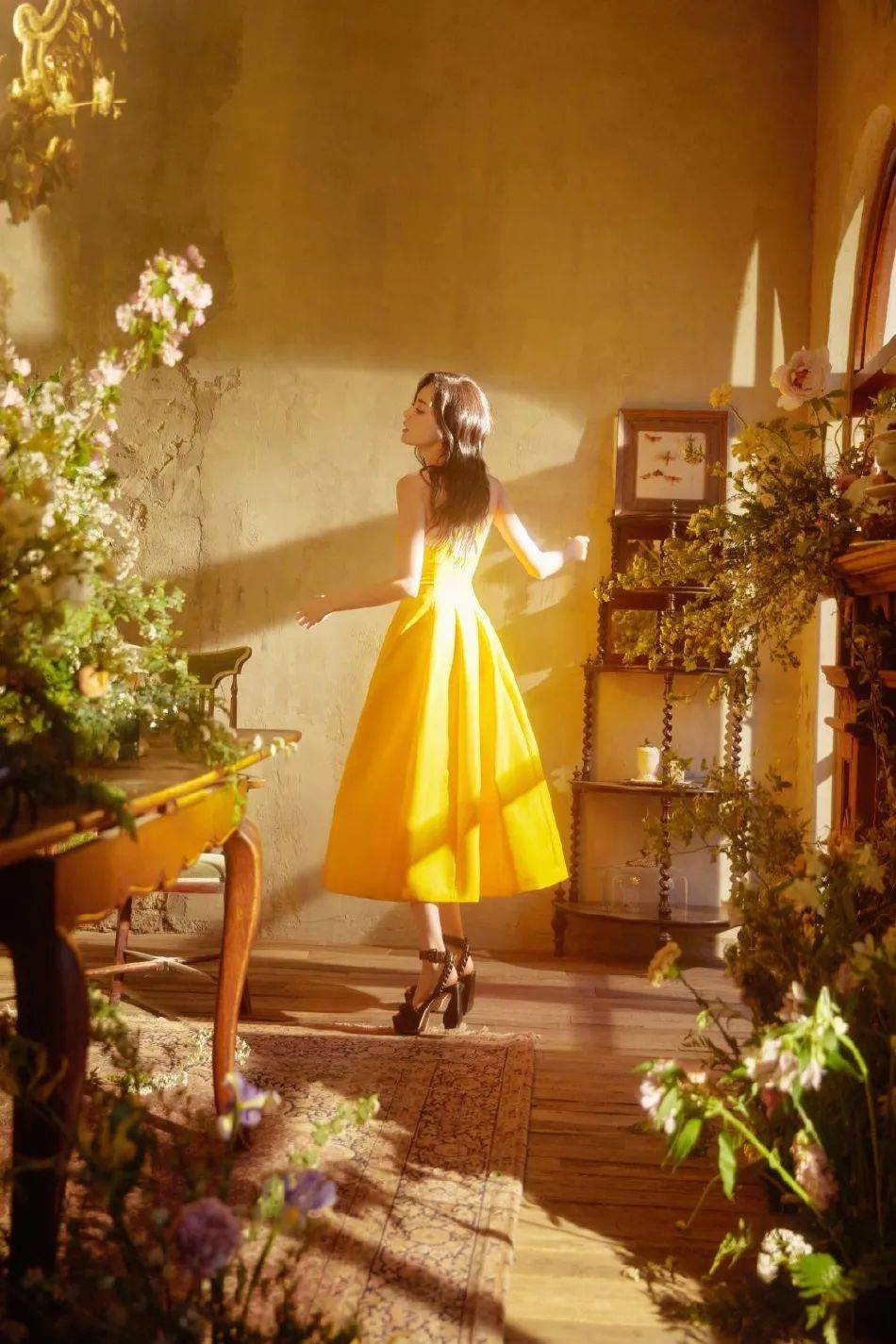 古力娜扎身穿明黄色长裙大秀美背！肤白貌美性感靓丽