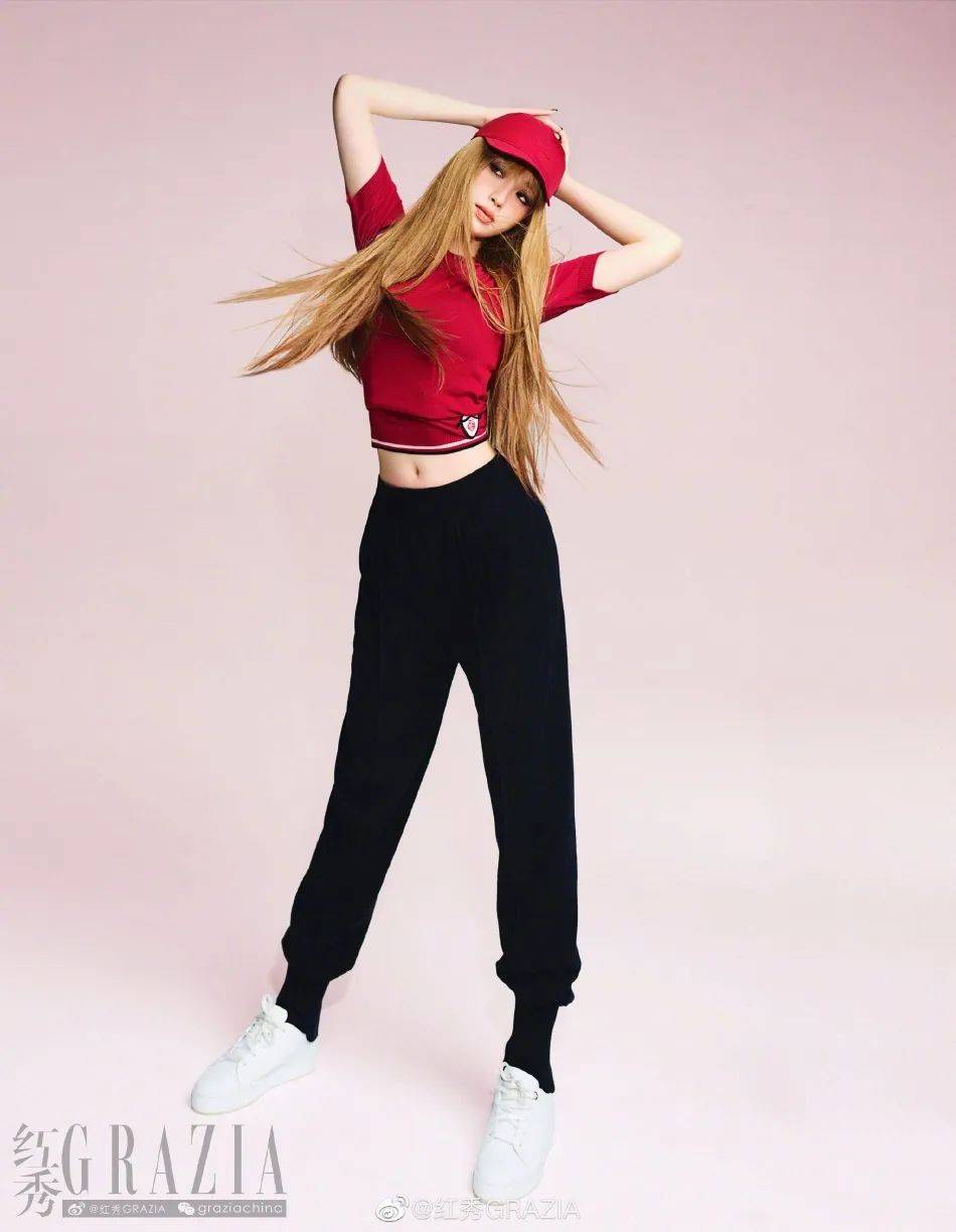 虞书欣身穿运动套装秀曼妙身材,金发造型吸睛十足!