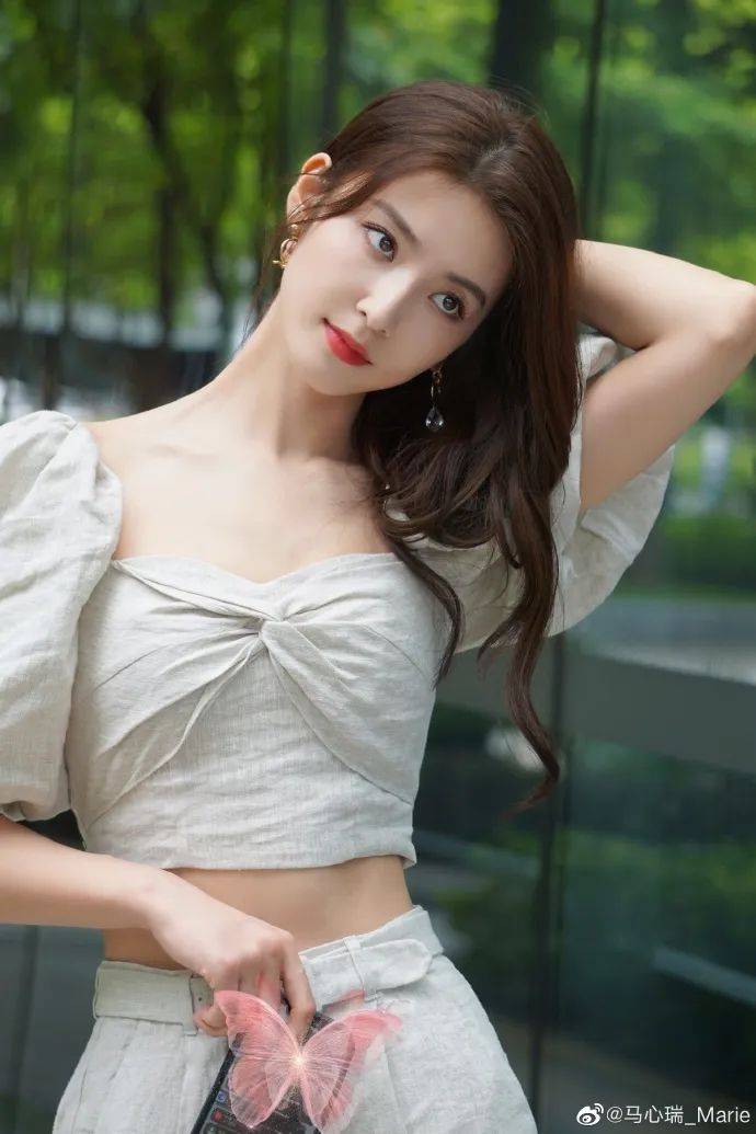 马心瑞身穿深V白衣大秀小蛮腰,美得不可方物!