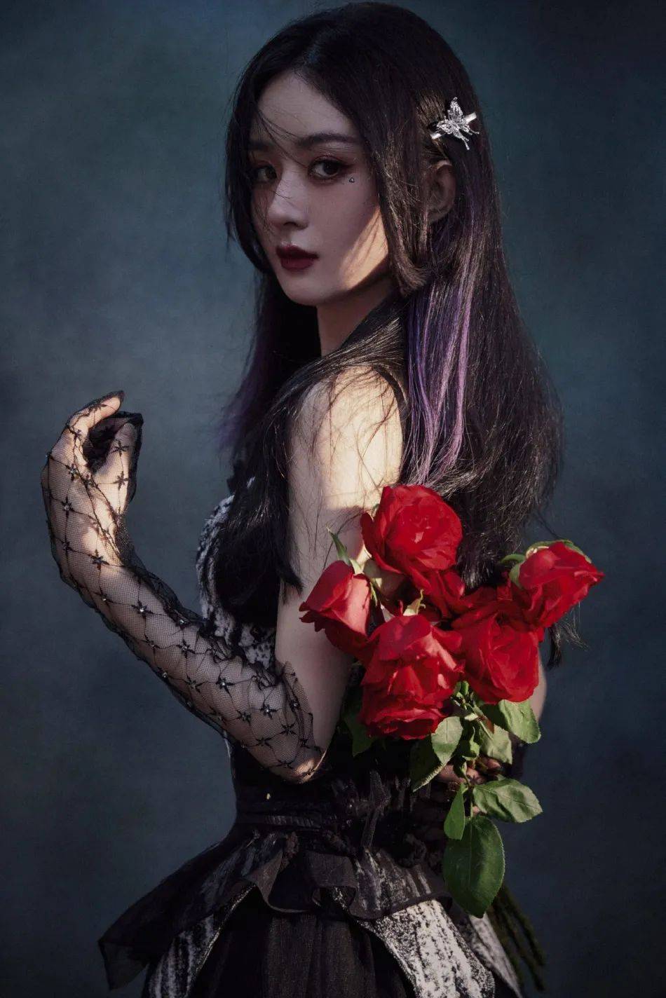 赵丽颖穿蕾丝露肩裙如暗黑魔女！魅力不可小觑