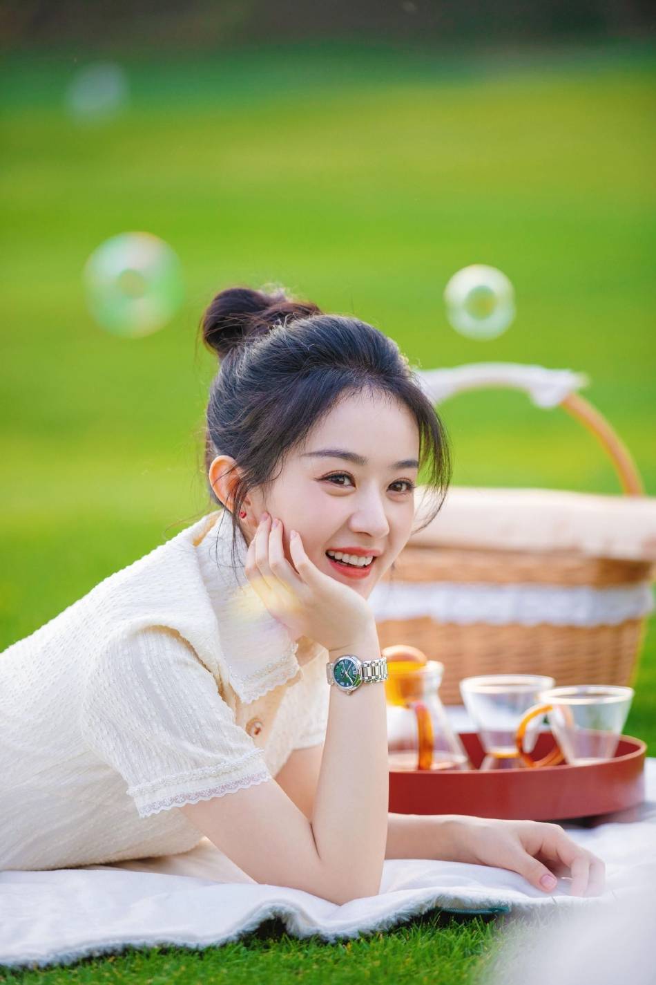 赵丽颖靓丽写真大秀小蛮腰！丸子头可爱又迷人