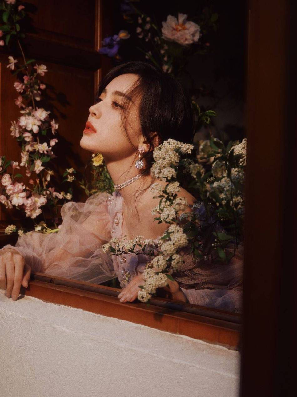 古力娜扎穿抹胸粉裙!一颦一笑宛如油画中的少女