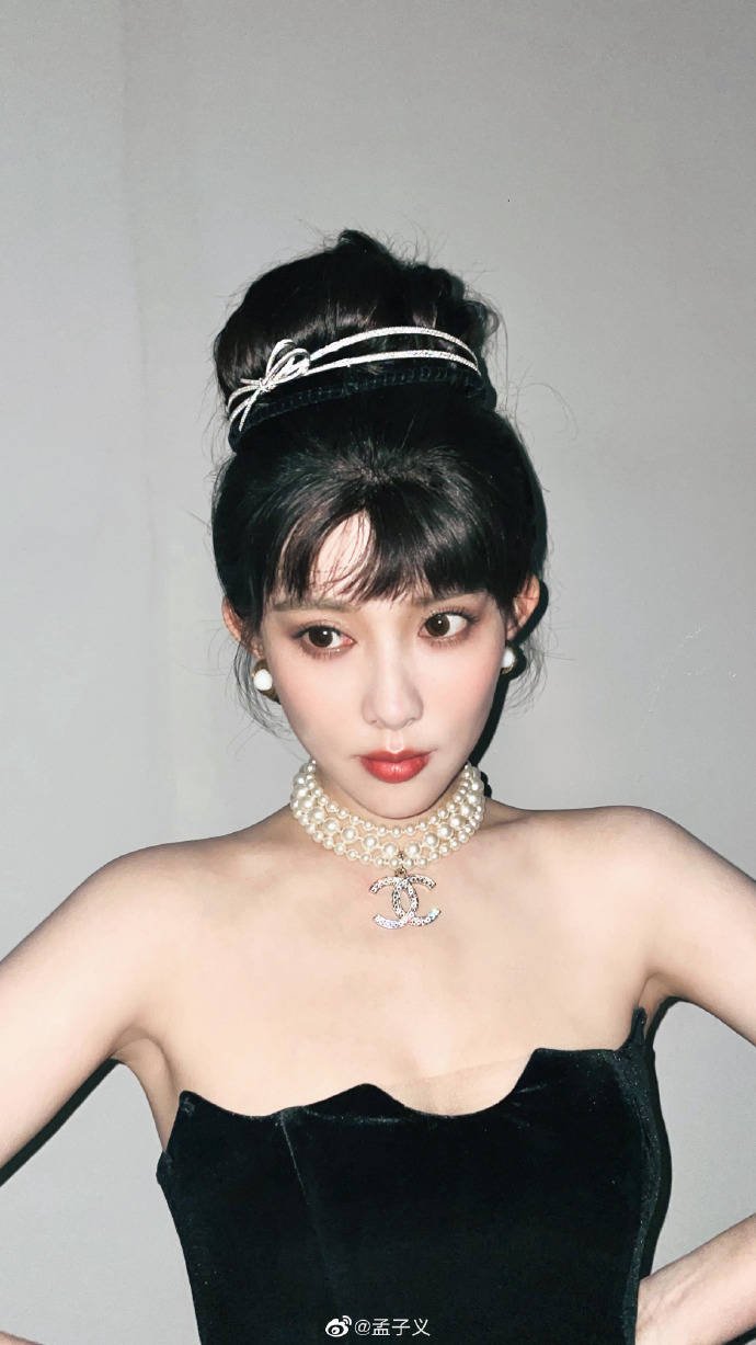 孟子义穿抹胸黑裙梳短发美若赫本!魔鬼身材性感撩人