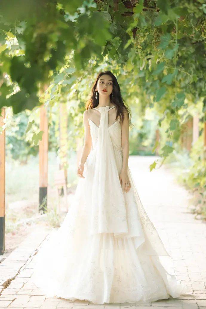 杨颖穿白色薄纱衣裙大秀香肩!优雅靓丽美得不可方物