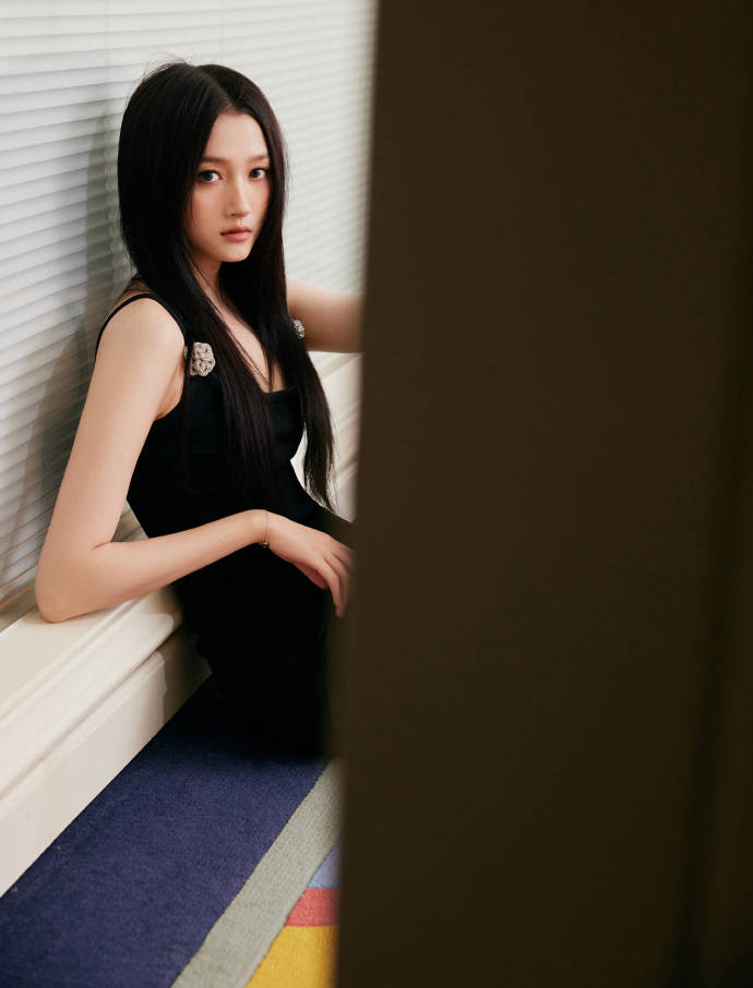 关晓彤穿黑色性感吊带衣裙！曼妙身材美得不可方物