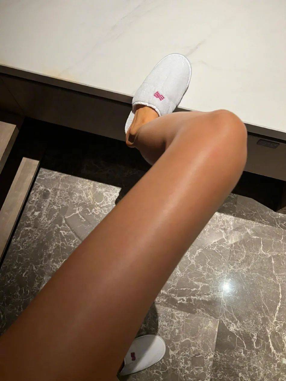 何穗晒美黑照片!大美腿黝黑身材超瘦被吐槽比例失调?