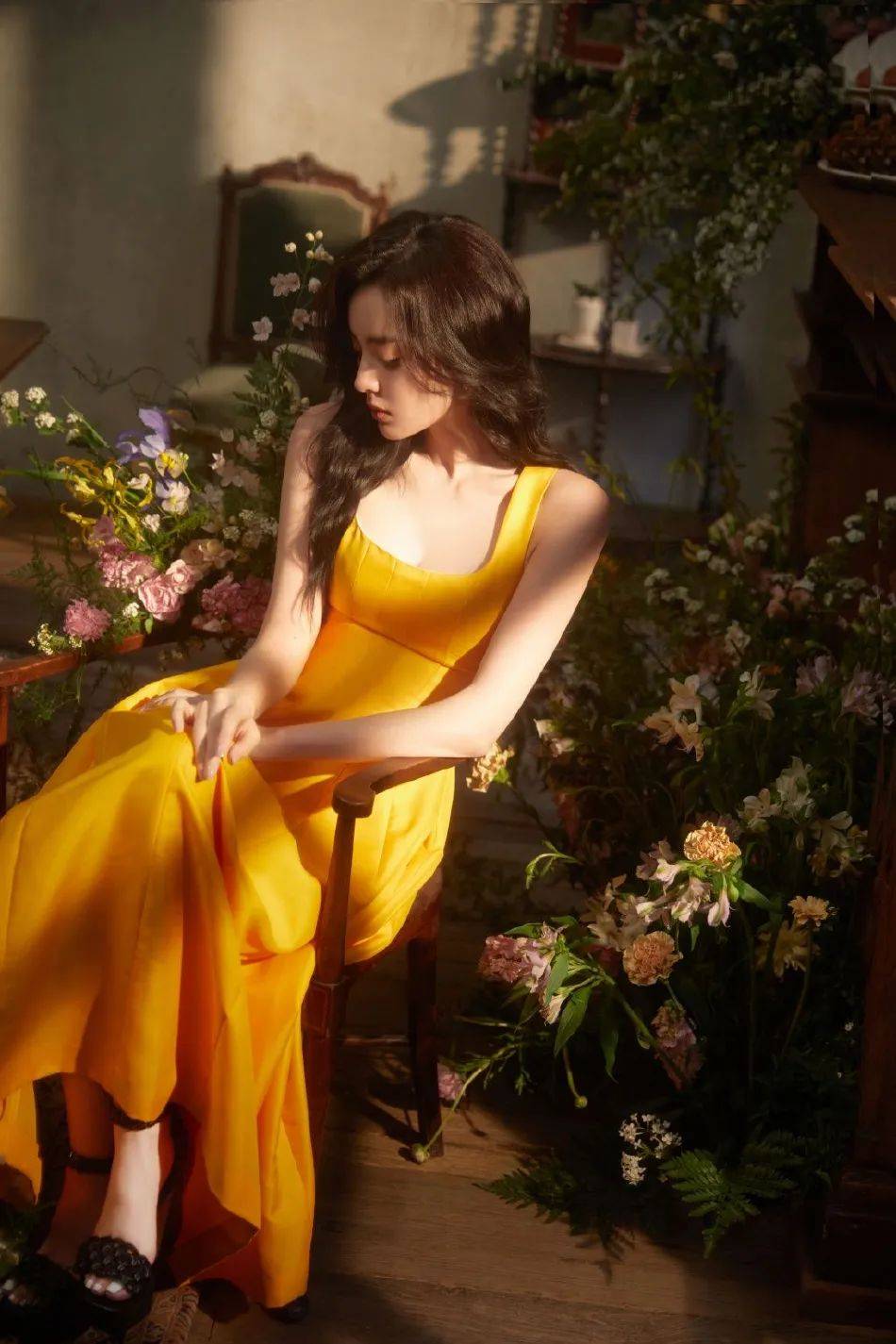 古力娜扎身穿明黄色长裙大秀美背！肤白貌美性感靓丽