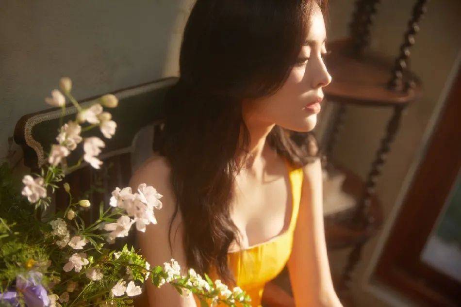 古力娜扎身穿明黄色长裙大秀美背！肤白貌美性感靓丽