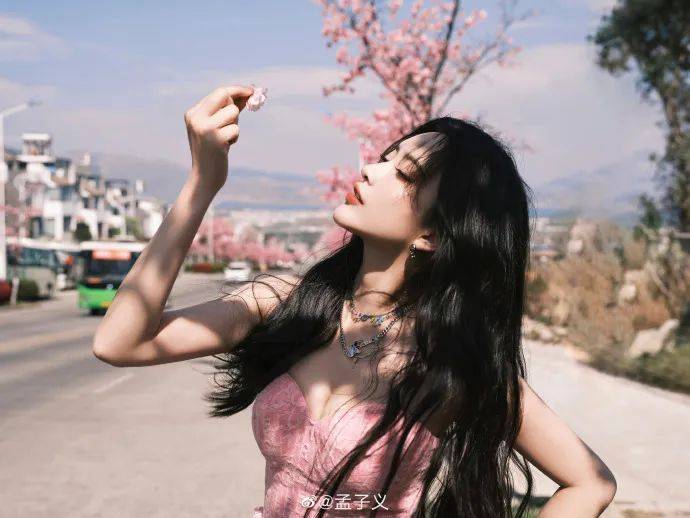孟子义穿粉色衣裳大秀事业线!五官精致太迷人了