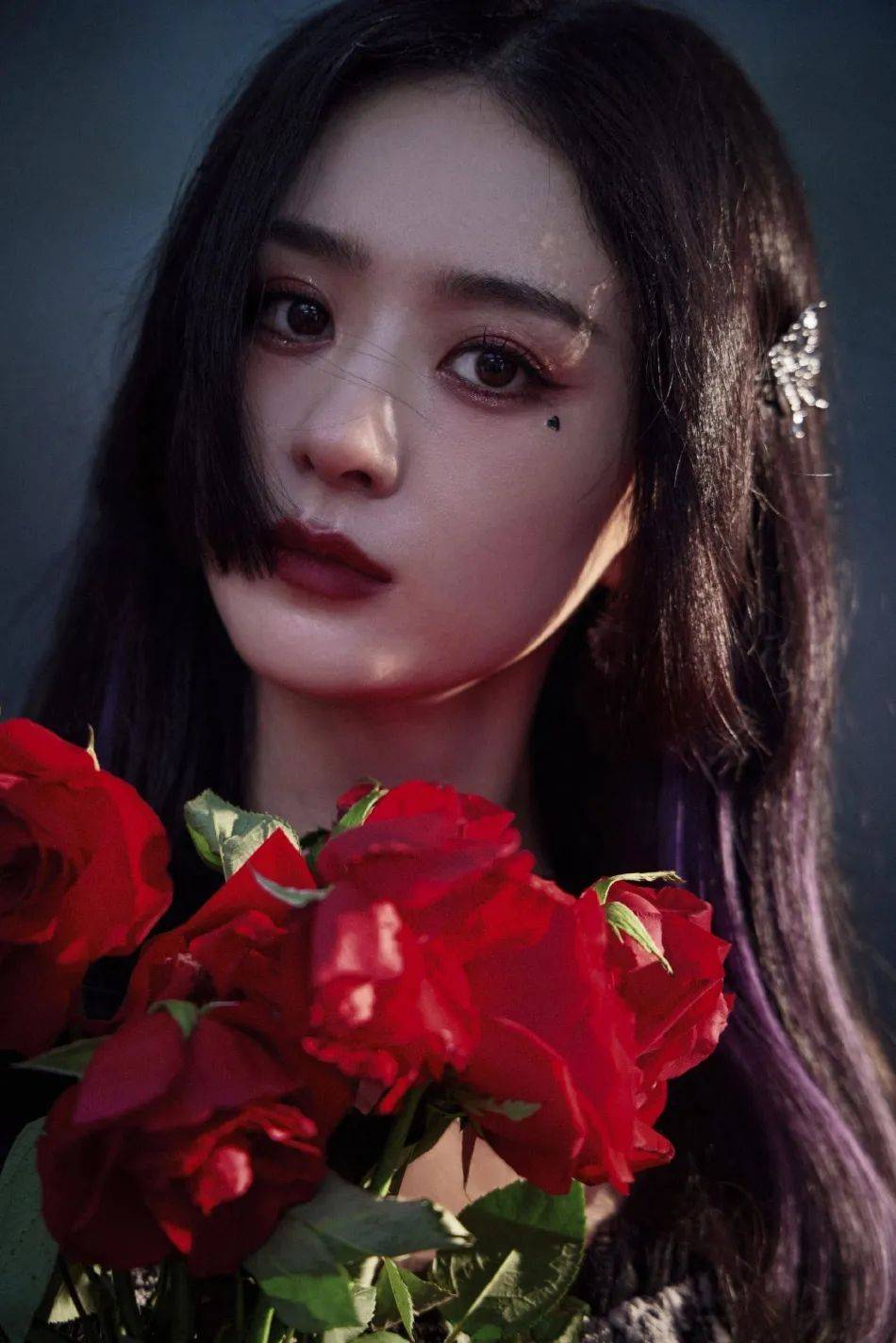 赵丽颖穿蕾丝露肩裙如暗黑魔女！魅力不可小觑