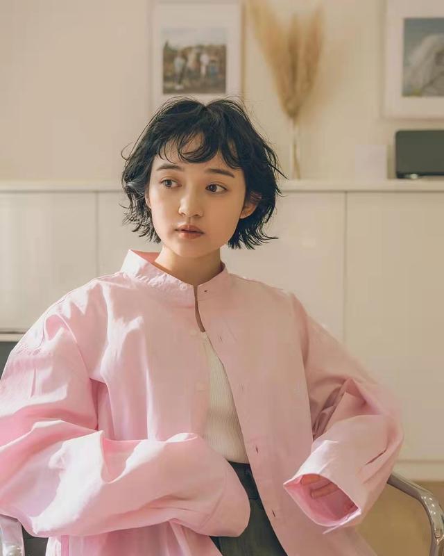 “治愈系”精灵短卷发有多美?看这9款发型就知道,甜酷飒不显老