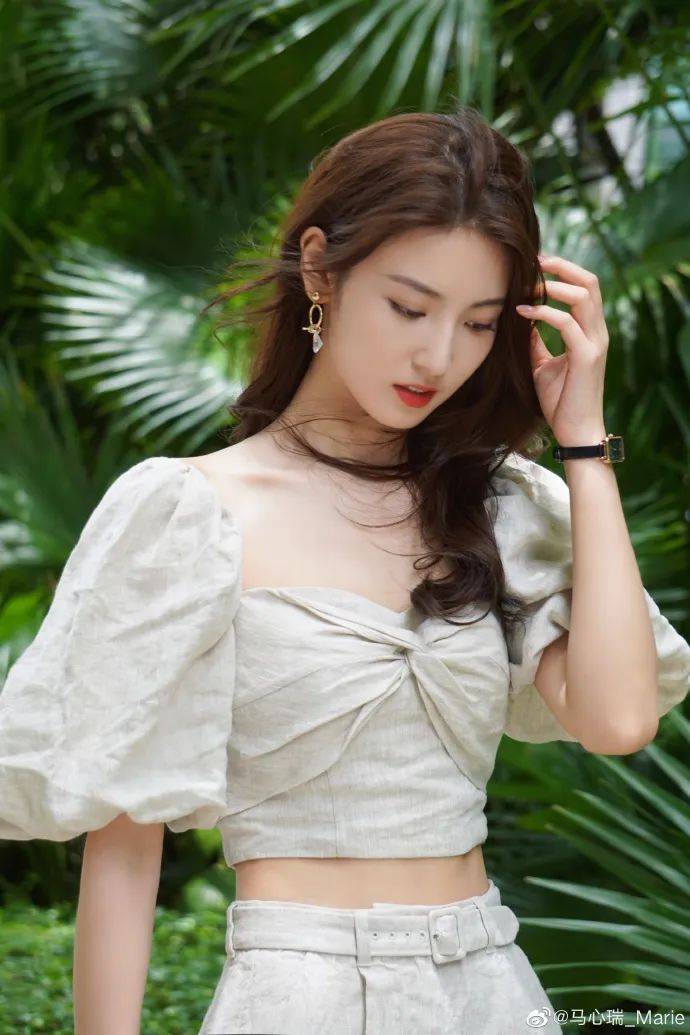 马心瑞身穿深V白衣大秀小蛮腰,美得不可方物!