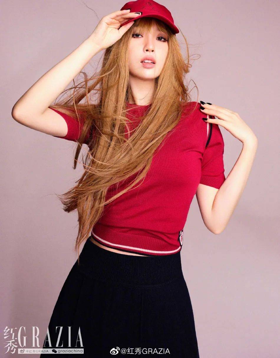 虞书欣身穿运动套装秀曼妙身材,金发造型吸睛十足!