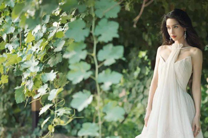 杨颖穿白色薄纱衣裙大秀香肩!优雅靓丽美得不可方物