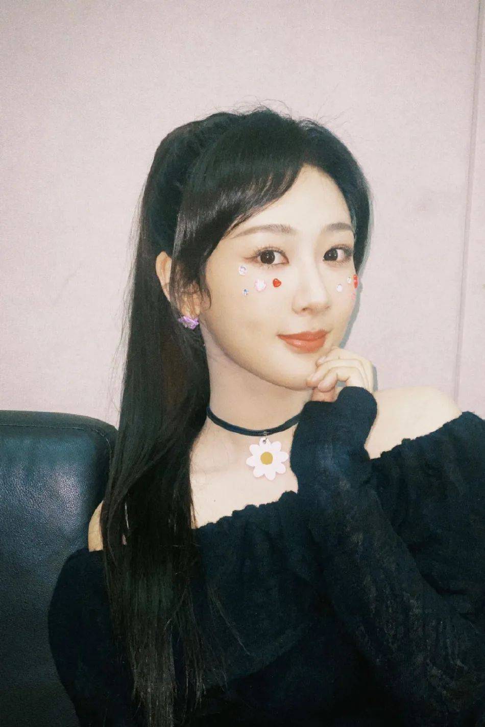 杨紫晒一字肩高马尾大秀香肩!雪肤娇嫩美得让人心动