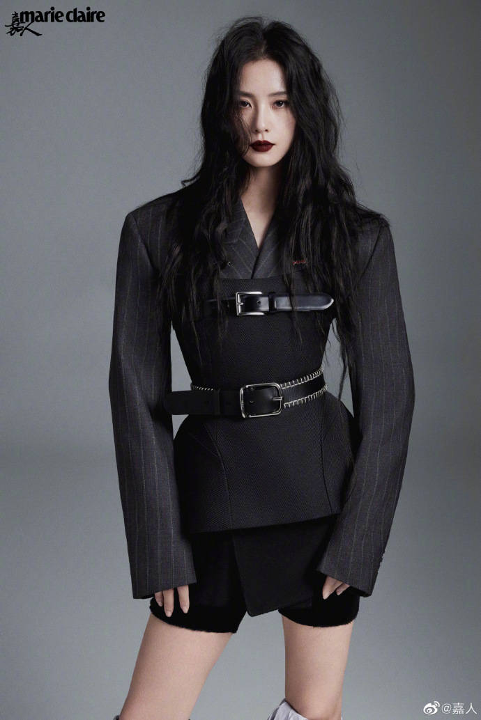 刘诗诗黑白写真性感酷飒！曼妙身材魅力不可小觑