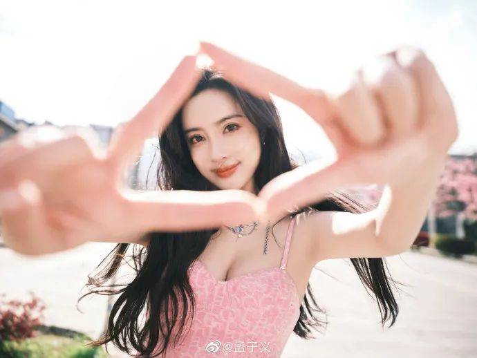 孟子义穿粉色衣裳大秀事业线!五官精致太迷人了