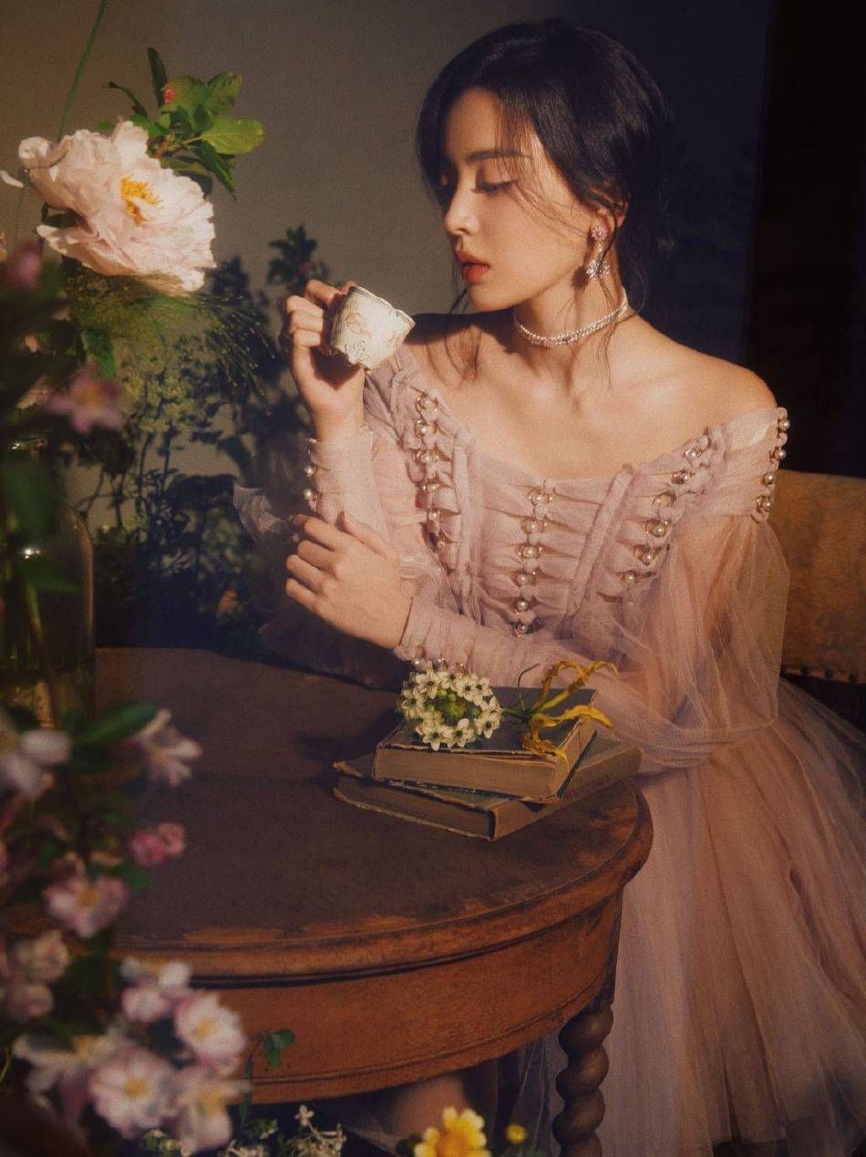 古力娜扎穿抹胸粉裙!一颦一笑宛如油画中的少女