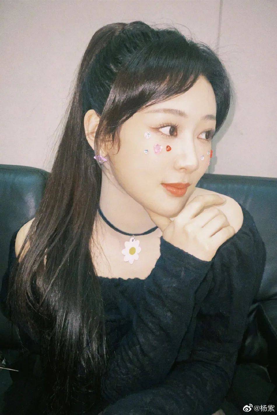 杨紫晒一字肩高马尾大秀香肩!雪肤娇嫩美得让人心动