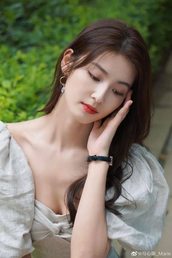 马心瑞身穿深V白衣大秀小蛮腰,美得不可方物!